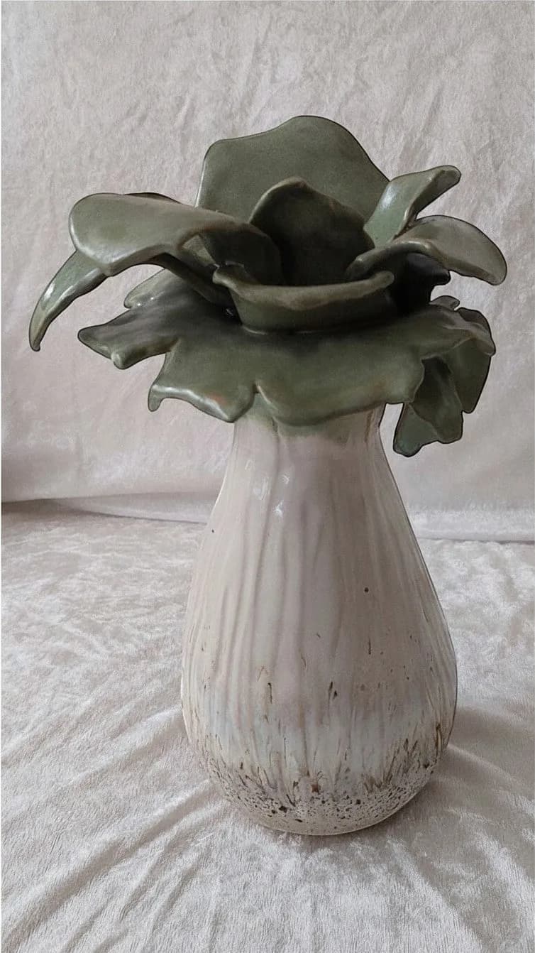 Unika Joannas Keramik Bladkrone vase i stentøj med lys glaseret fod og grønne bladformede detaljer